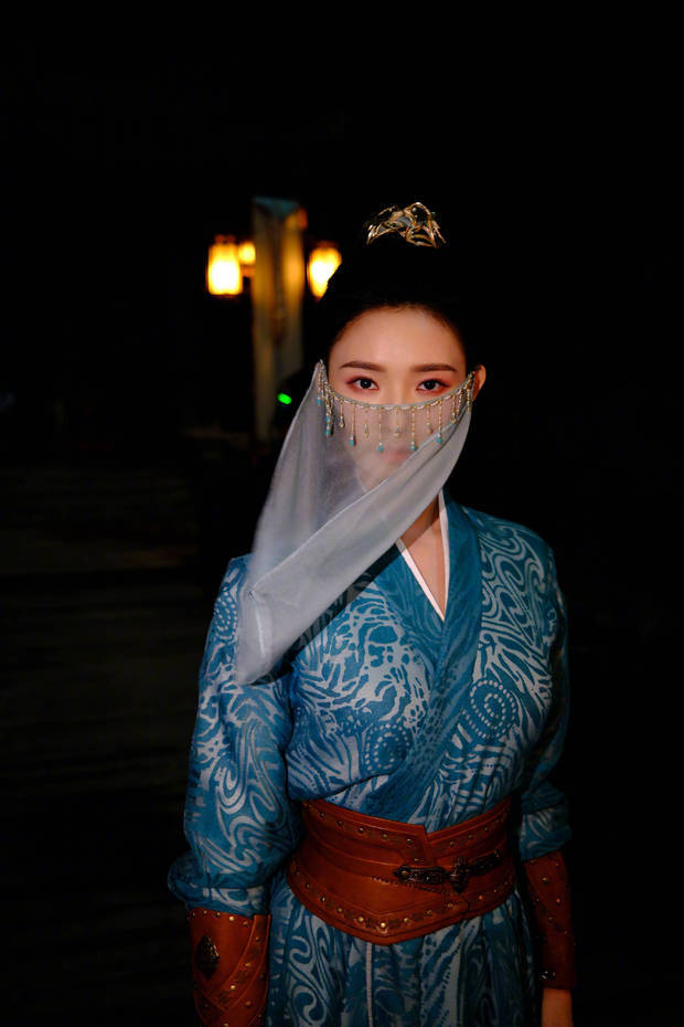 林允新剧幕后：面纱下舞剑的侠女风采 -2