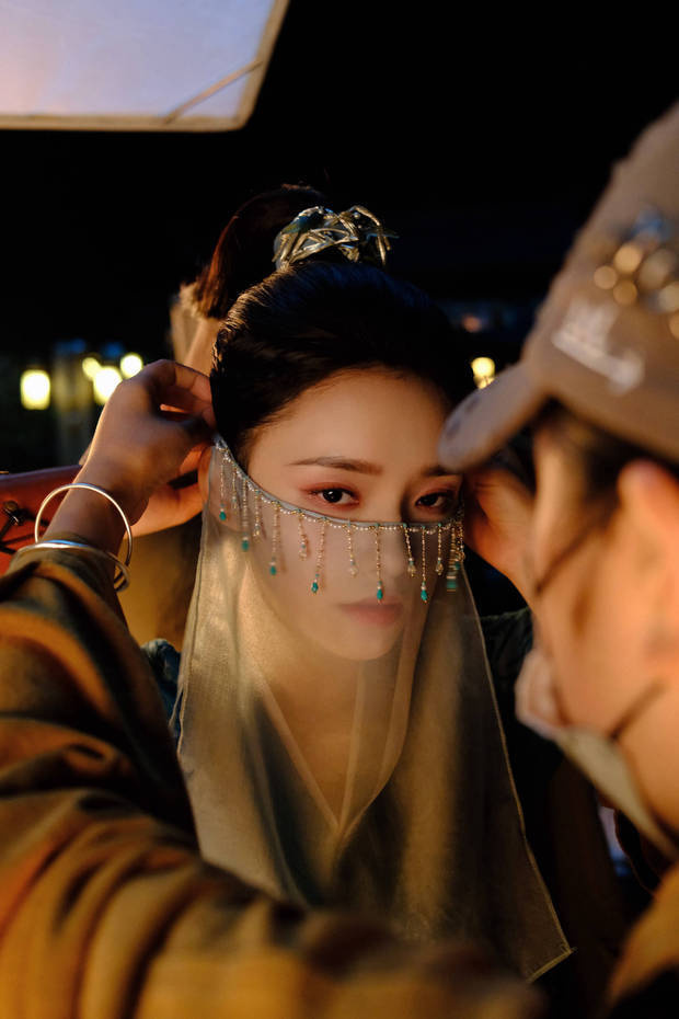 林允新剧幕后：面纱下舞剑的侠女风采 -1