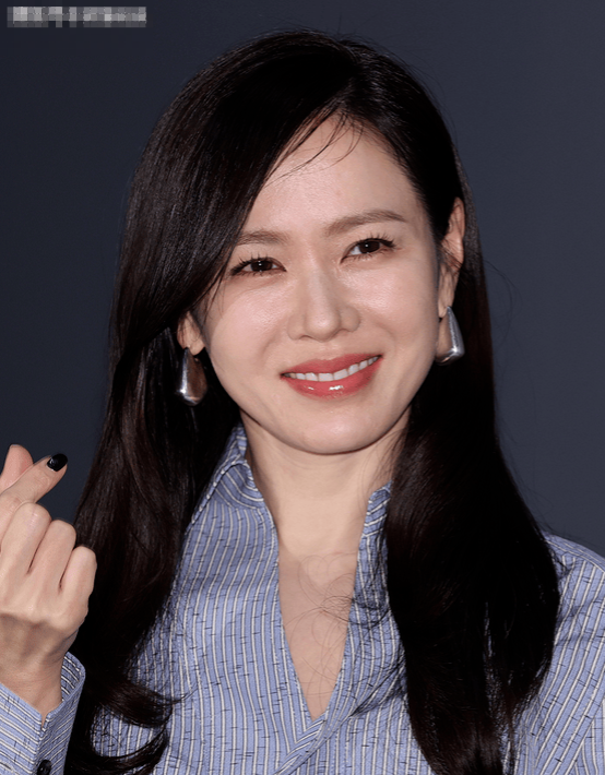 孙艺珍活动亮相：蓝衬衫配灰色束腰裙，尽显优雅气质 -2