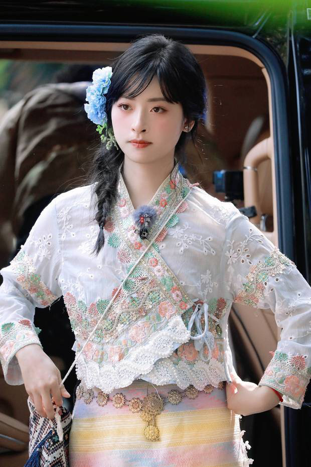 傣族风情：沈月甜美笑容与麻花辫的清新魅力 -2