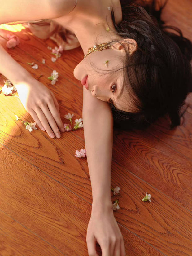 孟子义印花长裙搭金色耳环，展现明媚优雅风姿 -3