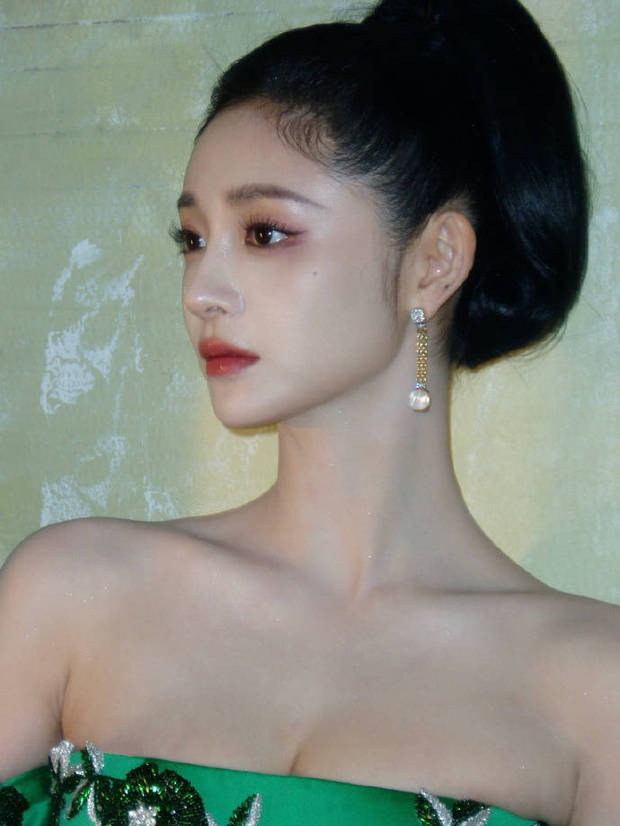 周洁琼着露肩裙展迷人曲线，戴珍珠耳环如油画中公主 -1