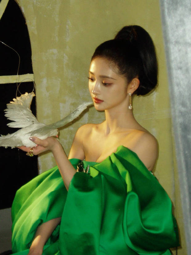 周洁琼着露肩裙展迷人曲线，戴珍珠耳环如油画中公主 -2