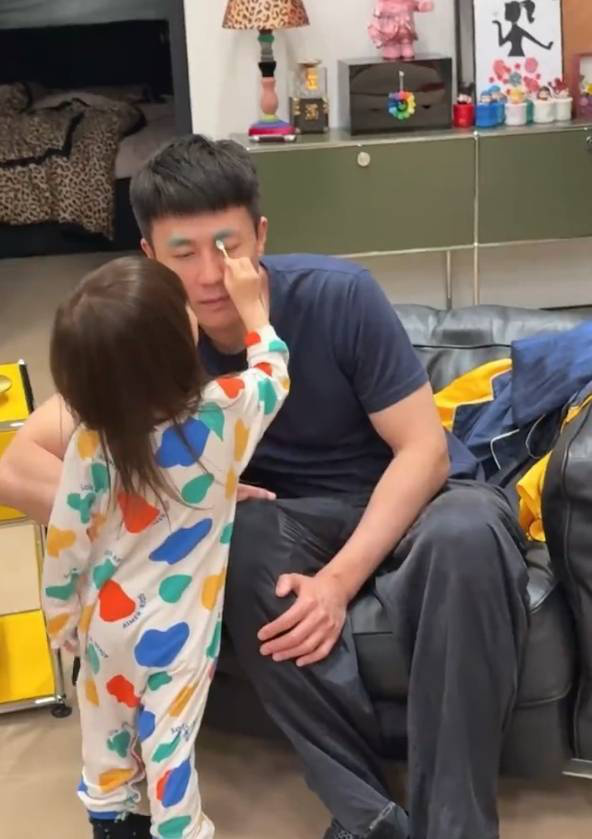王灿分享女儿为杜淳画绿眉视频，童趣十足 -2
