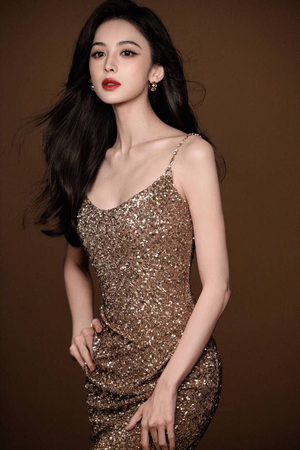 娜扎吊带裙展凹凸身材，美背露性感优雅 -1