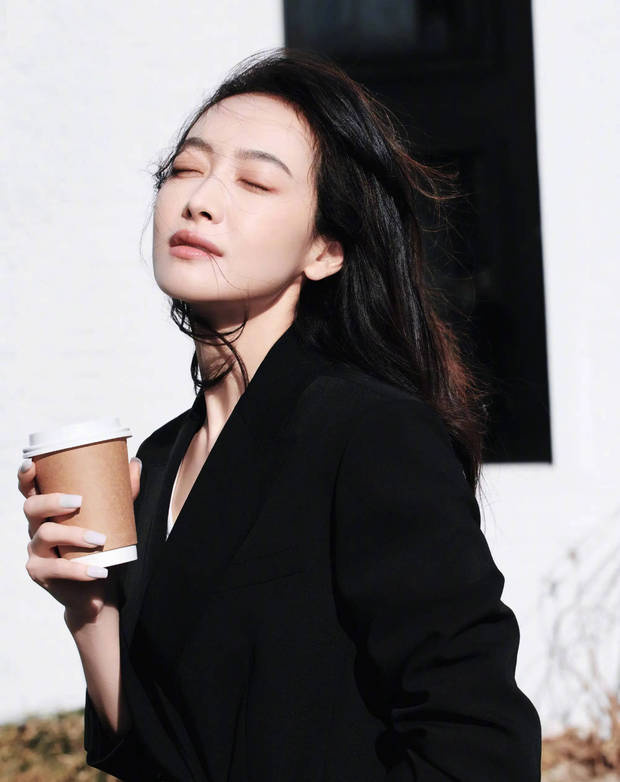 宋茜西装街拍，摩登风情与咖啡闲适并存 -2