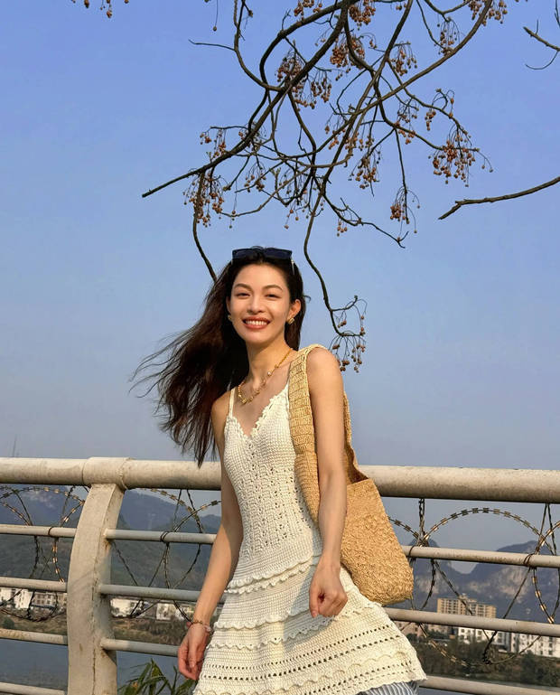 钟楚曦小白裙春日清新，展现纯美新风尚 -4