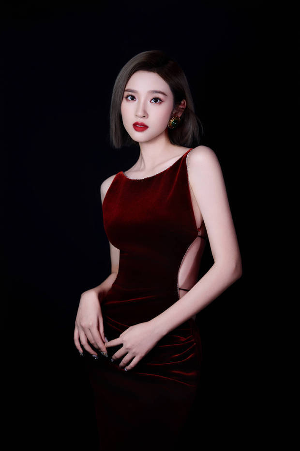 唐艺昕红丝绒露背裙展性感魅力，红唇烈焰彰显熟女风范 -2