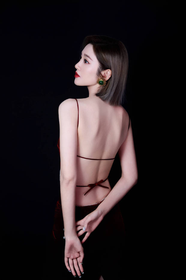 唐艺昕红丝绒露背裙展性感魅力，红唇烈焰彰显熟女风范 -1