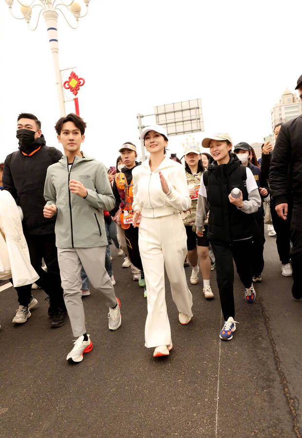 赵雅芝与子黄恺杰共跑马拉松，白衣造型惊艳 -1