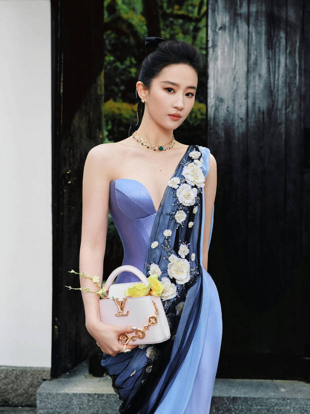 刘亦菲丝缎礼裙古典美，油纸伞下婀娜生姿 -1