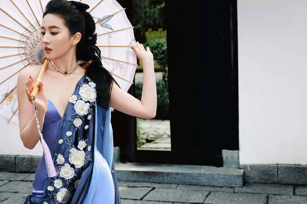 刘亦菲丝缎礼裙古典美，油纸伞下婀娜生姿 -2