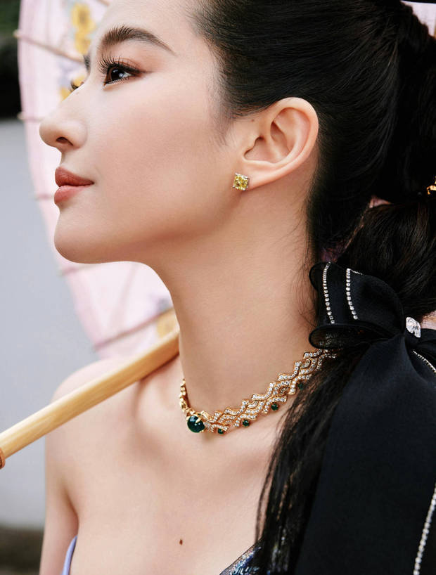 刘亦菲丝缎礼裙古典美，油纸伞下婀娜生姿 -3