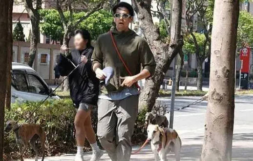 彭于晏新恋情传闻遭经纪人否认：仅遛狗之交 -2