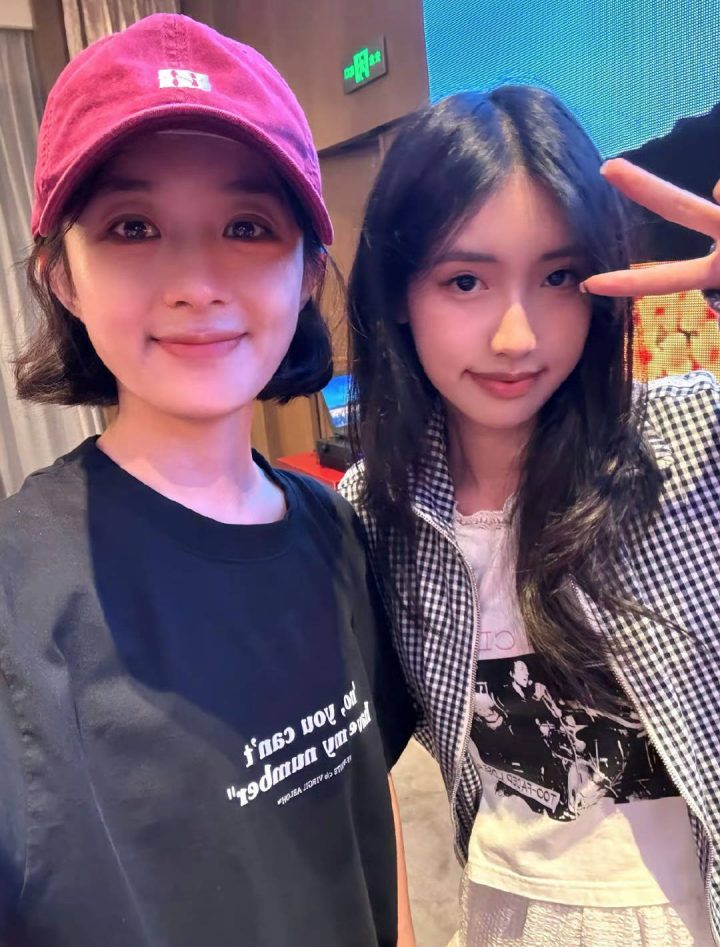 冯小刚女儿晒与赵丽颖合照，展现青春活力 -1