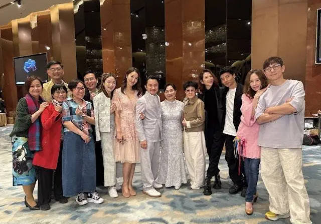 王祖蓝出席妹妹婚礼，银色礼服显喜悦 -1