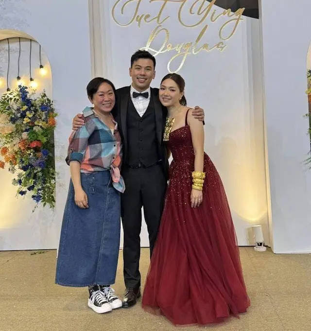 王祖蓝出席妹妹婚礼，银色礼服显喜悦 -2