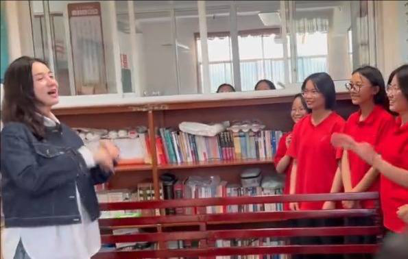 山花烂漫时》剧组回访张桂梅校长，宋佳与学生共唱《红梅赞 -2