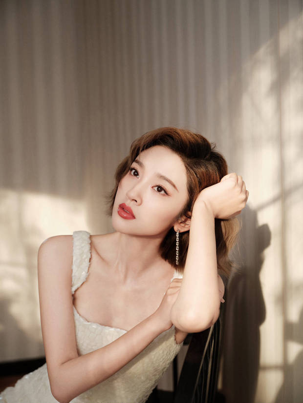 35岁唐艺昕颜值身材依旧，白短裙秀美腿状态佳 -4