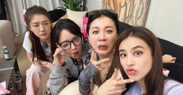 黄圣依晒与陈梦、程潇、李嘉格鬼脸照，超抢镜 -3