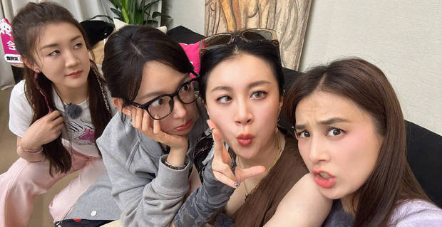 黄圣依晒与陈梦、程潇、李嘉格鬼脸照，超抢镜 -2