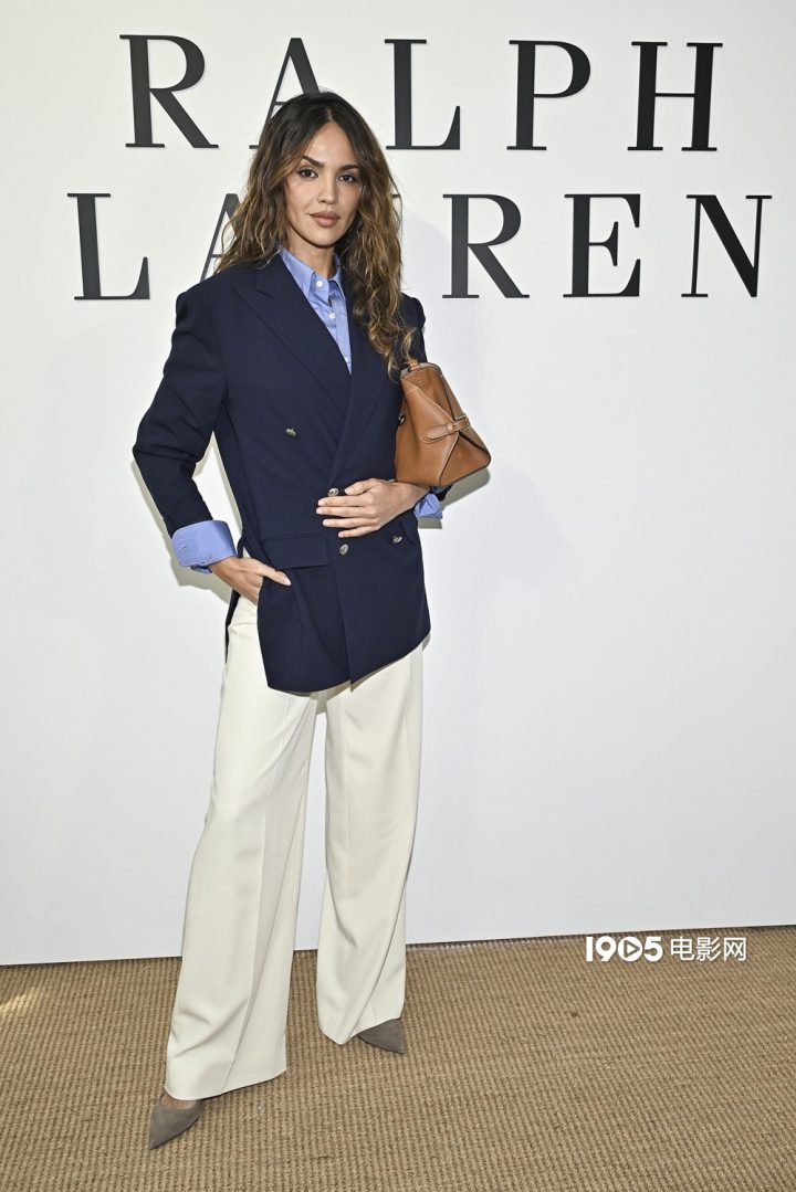 安妮·海瑟薇与林志玲“同框” 艾莎·冈萨雷斯亦在场 -2