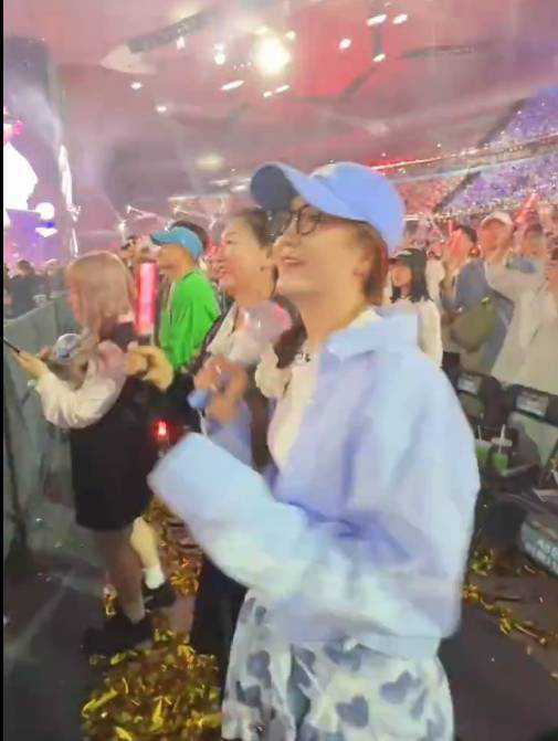 张杰演唱会：陈梦蓝衬衫变身‘蹦迪少女’ -2