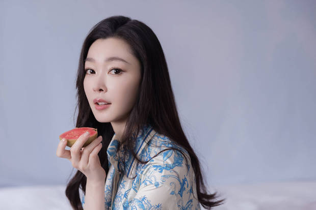 宋轶穿中式绣装，如青瓷般美，手拈繁花绘诗意图 -2