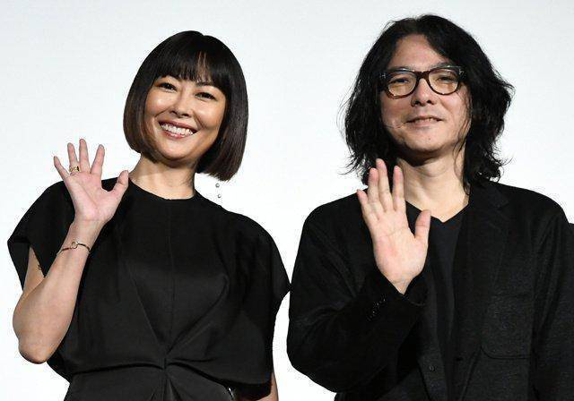 泪洒中山美穗告别式，岩井俊二发文悼念故友 -1