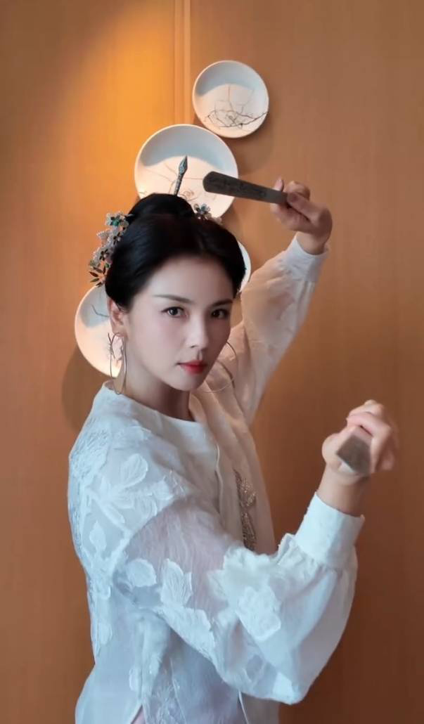 “福州三条簪”刘涛：侠女风范，眼神显坚毅 -4