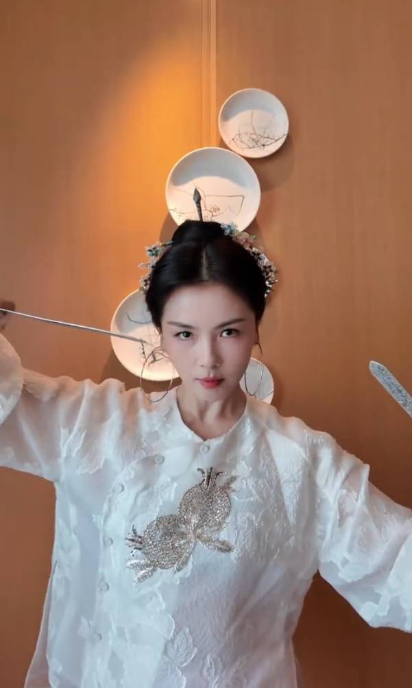 “福州三条簪”刘涛：侠女风范，眼神显坚毅 -2
