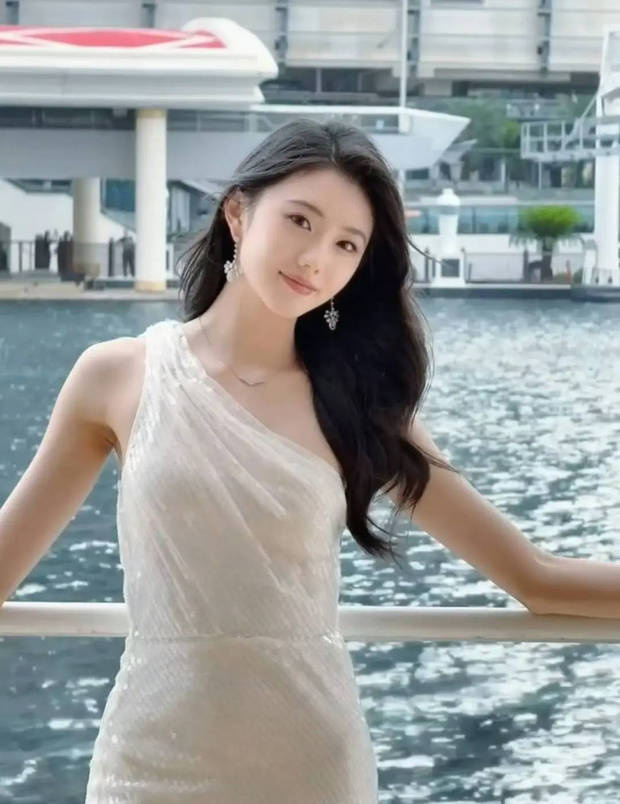刘浩存白裙造型显高级，近镜头下明艳照人 -1