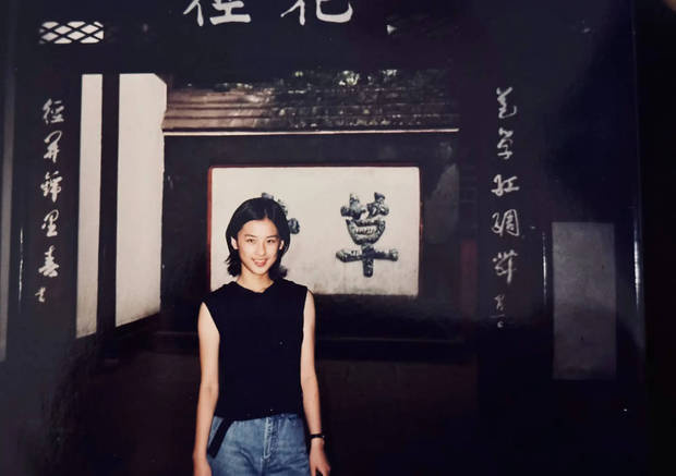 黄圣依15岁《黑坎肩》旧照曝光，青涩灵动颜值爆表 -1